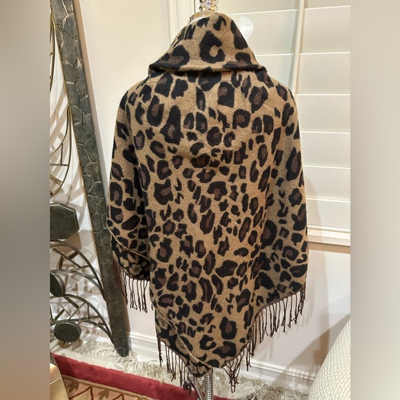 Women’s animal print fringed cape - Picture 2 of 5
